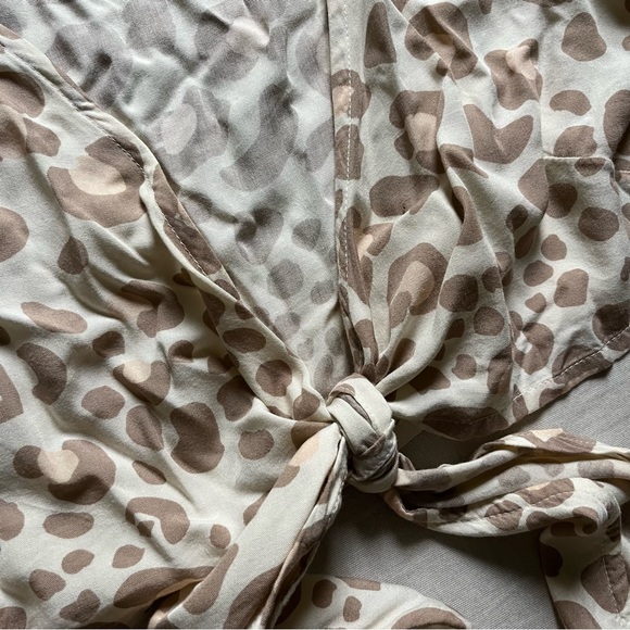 MAJORELLE cream tan leopard print tie front cropped puff sleeve blouse - Picture 2 of 4